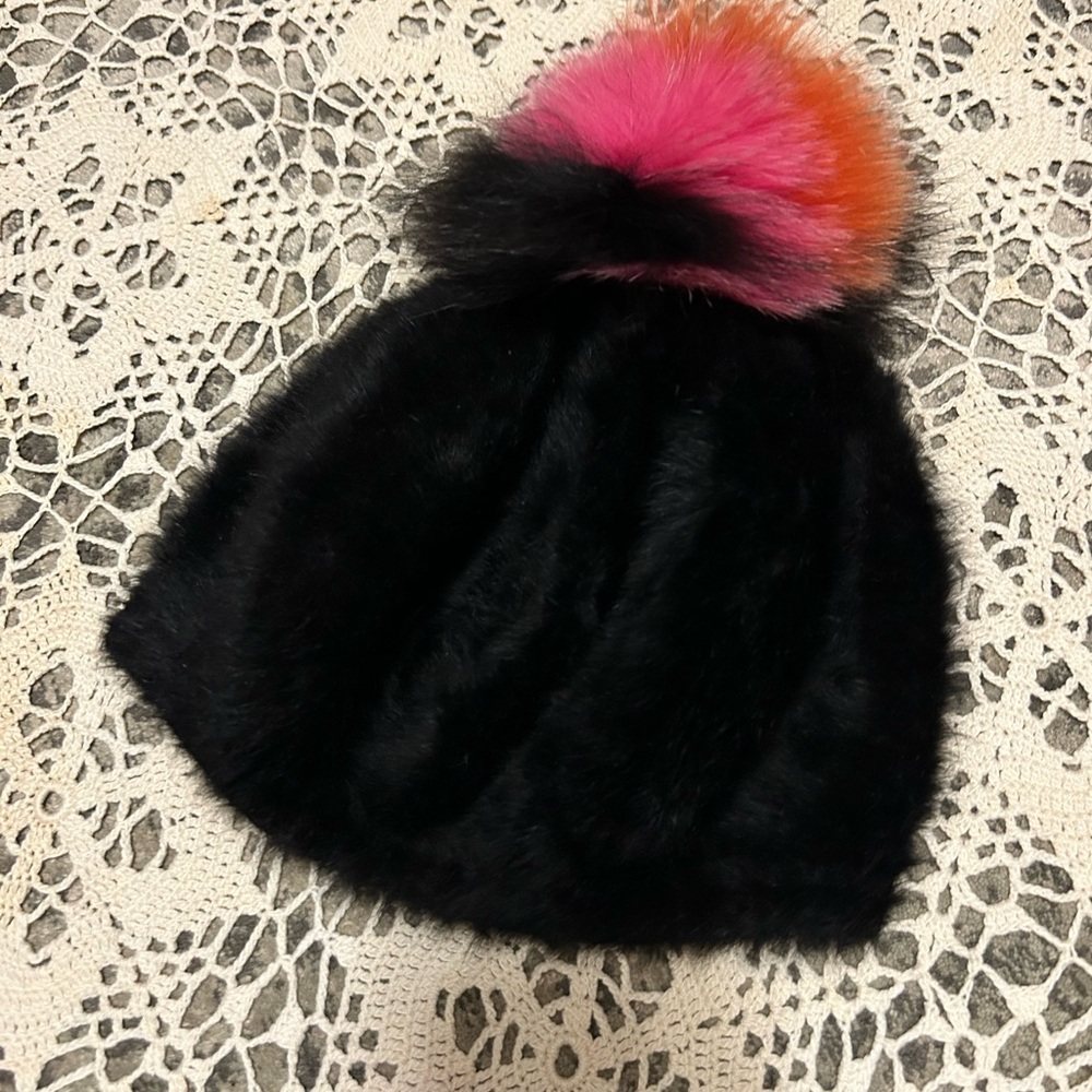 Chic Kyi Kyi fur Black Beanie with Colorful Pom-Pom